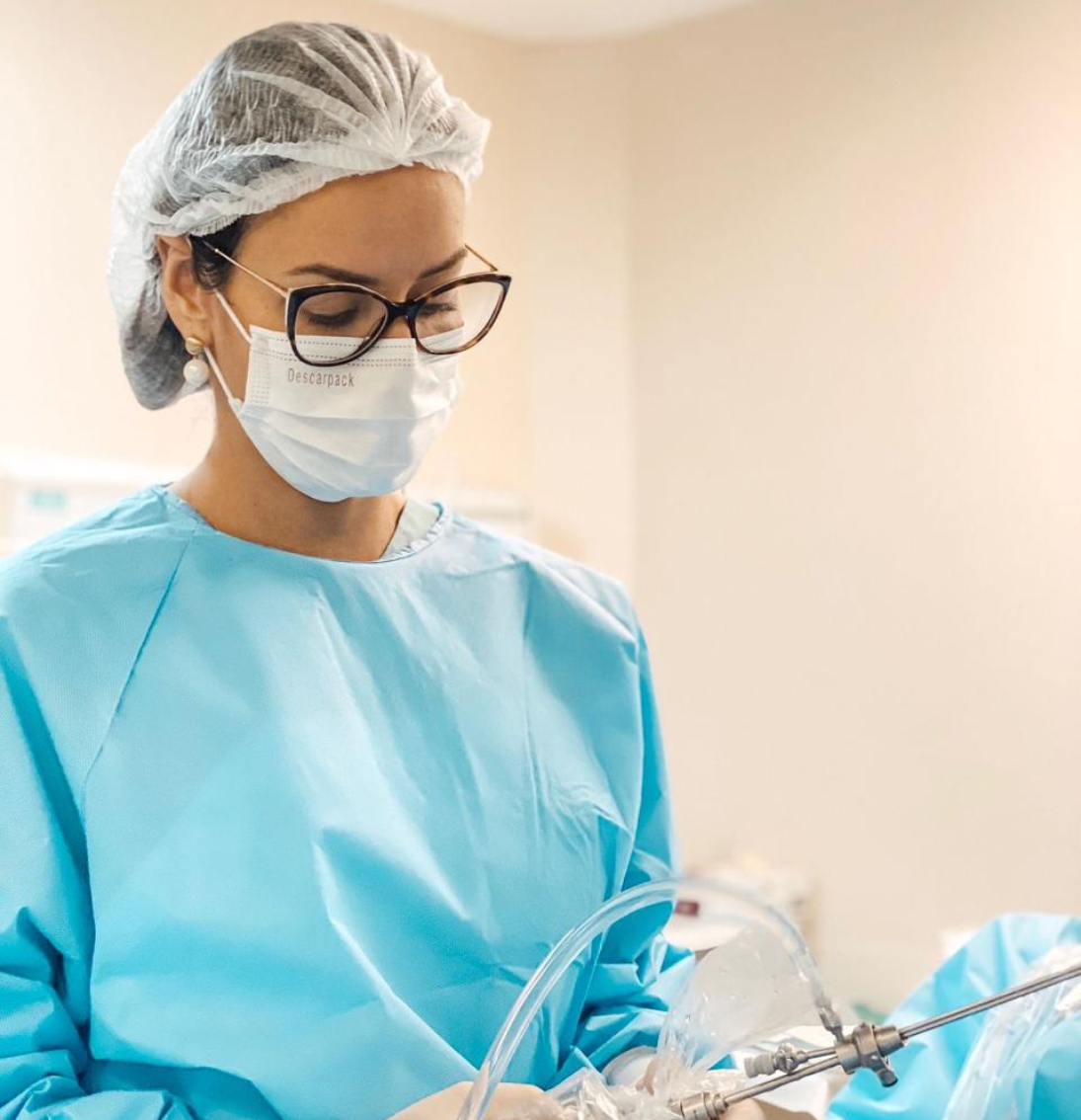 Dra. Marianne Costa realizando um procedimento de histeroscopia com equipamentos médicos avançados.