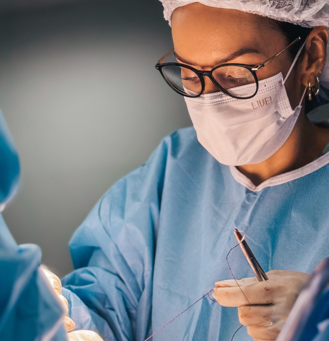 Dra. Marianne Costa realizando uma cirurgia ginecológica com precisão e técnicas avançadas.