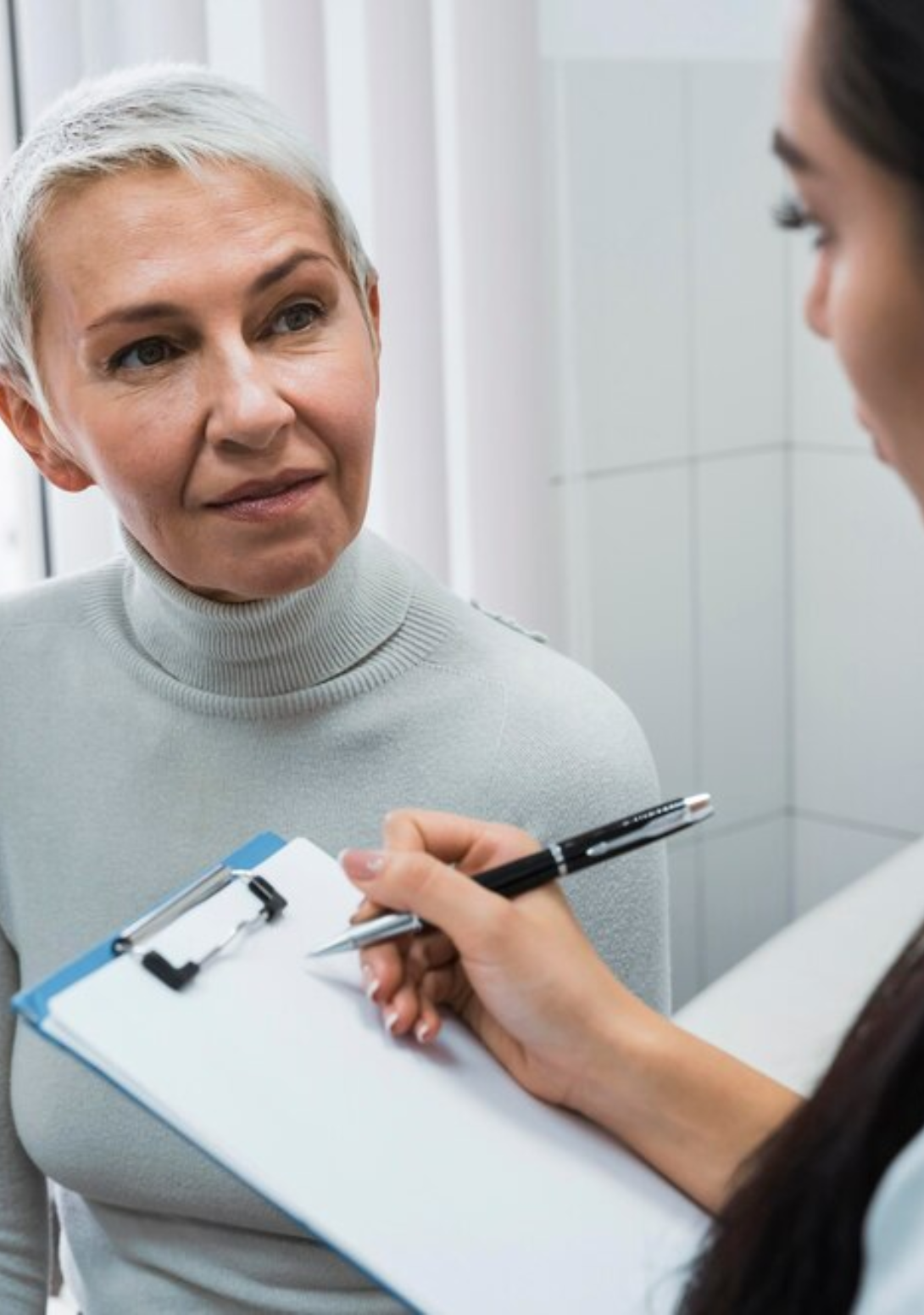 Foto 1 do carrossel da página de Cuidados na Menopausa da Dra. Marianne Costa.