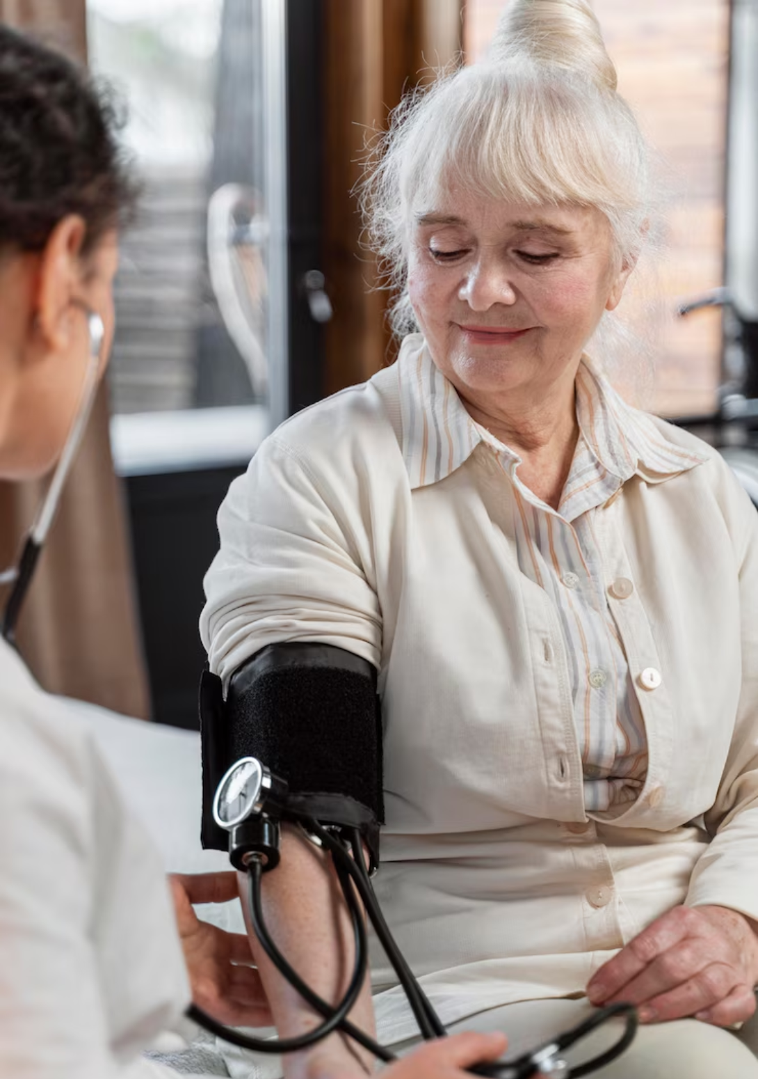 Foto 2 do carrossel da página de Cuidados na Menopausa da Dra. Marianne Costa.